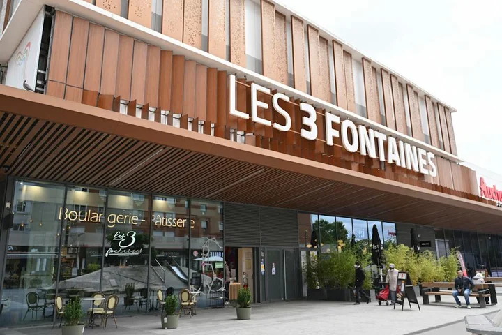 Façade du centre commercial Les 3 Fontaines à Cergy